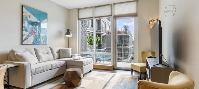 Pearl Pad: Enjoy River, Shopping, Dining. Balcony, Garage and free EV chging! in Portland