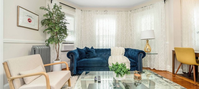 Perfect for large group 10 beds 4.6 mi to Downtown steps to T 5BD/2Bth in Boston