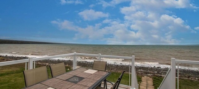 Private beachfront cottage in Canning