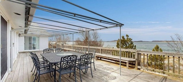 Private beachfront escape on Coffins Beach w/amazing views & private beach in Gloucester