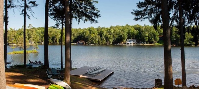 Relaxing Luxury Lakefront Stay - Short walk to Town, Water Safari & Dining. in Old Forge