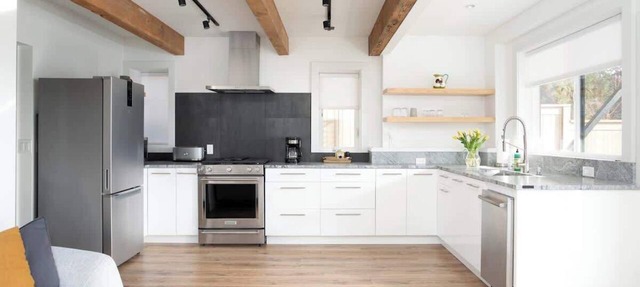 Romantic modern condo by the lake in Bellevue
