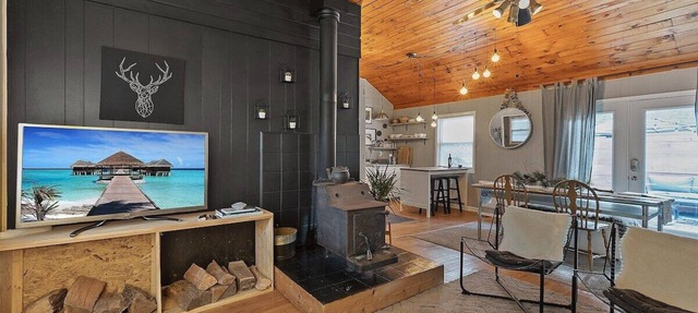 Romantic Pet-Friendly Bungalow in Pocono Pines in Pocono Pines