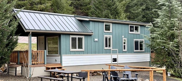 Rustic Chic Forest Cabin with Loft, BBQ & Relaxing Fire Pit Patio in Idleyld Park, Oregon in Idleyld Park