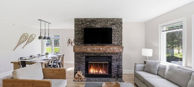 Rustic-Modern Gem | Steps to Blue Mtn Village in The Blue Mountains