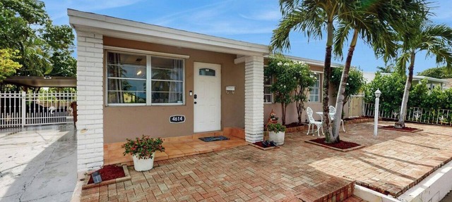 Scuba Shack - Enclosed Backyard in West Palm Beach