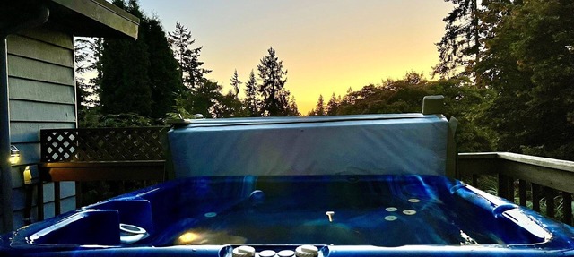 Spacious Oasis with Hot Tub & Yard. 10 minutes to the Ferry and Light Rail in Edmonds