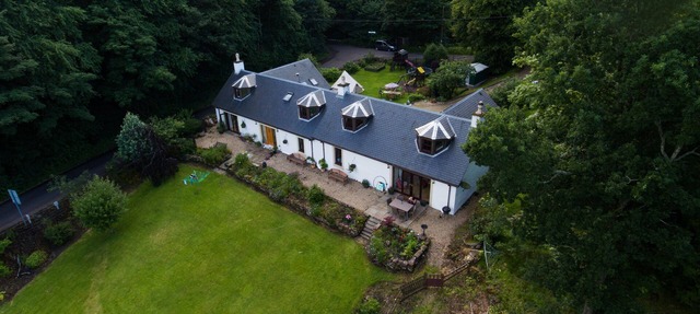 Spacious Riverside Cottage Perfect For Families, groups,pets. * NEW HOT TUB* in Glasgow