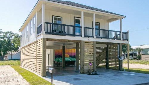 Steps Away from Cruisin' the Coast , Gulfport 2BR, Game Room, and Free Parking in Gulfport