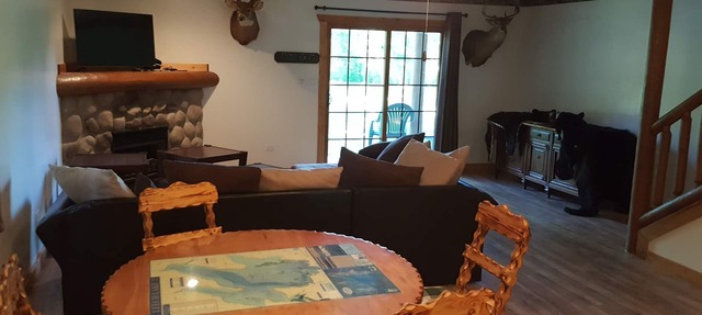 The Bear Den Peaceful and Comfortable Animal and Hummingbird Viewing in UTICA