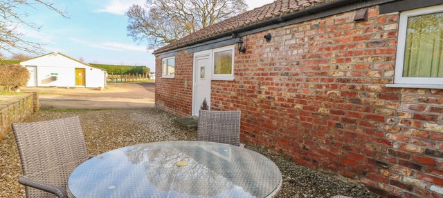 THE COTTAGE AT MANOR FARM, romantic, with a garden in York in York
