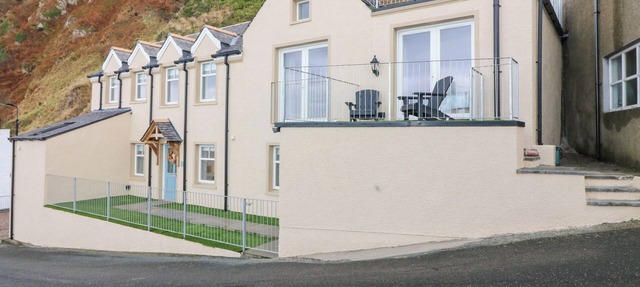 THE OLD KIPPER HOOSE, pet friendly, with hot tub in Gardenstown in Banff