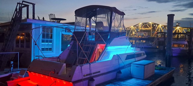 The Pink Lady Yacht - Beautiful Providence Marina in Providence