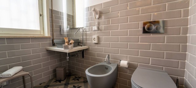 Triple room-King-Ensuite with Shower-Balcony in Taranto