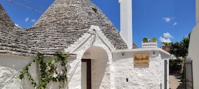 Trullo alleyway, central with private garden in Alberobello