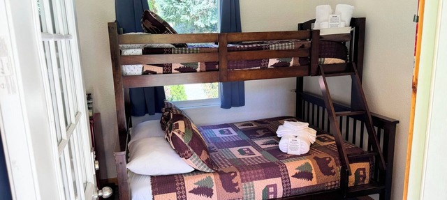Umpqua National Forest Cabin #8 – Near Crater Lake & Umpqua Hot Springs in Idleyld Park