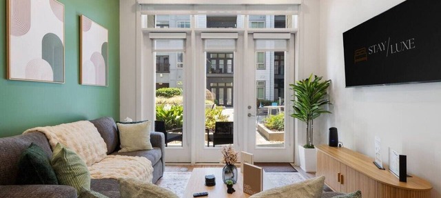 Uptown Haven - Free Parking, Pool, Walkable in Charlotte