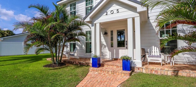 Walk to Beach-300 steps! Luxury House on Jupiter Island. Heated Private Pool/Spa in Jupiter