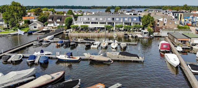 Waterfront Stay with Private Marina Access, Biking Trails and Lakeside Dining in Loosdrecht