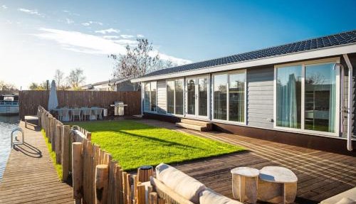 Waterfront tiny home with spacious garden in Vinkeveen
