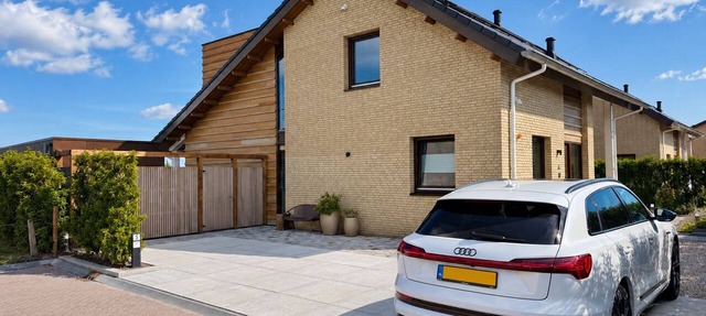 Waterfront villa with a jacuzzi and sauna in Leimuiden