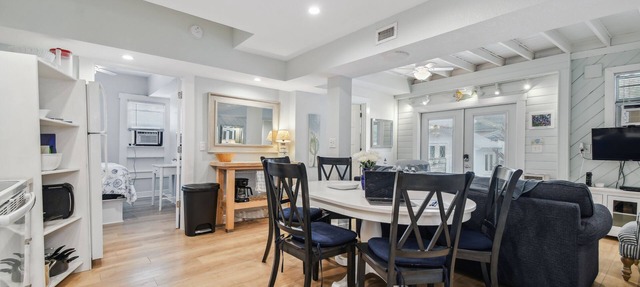 White beaches, walk to restaurants and shops! Family vacation/Romantic getaway! in Clearwater