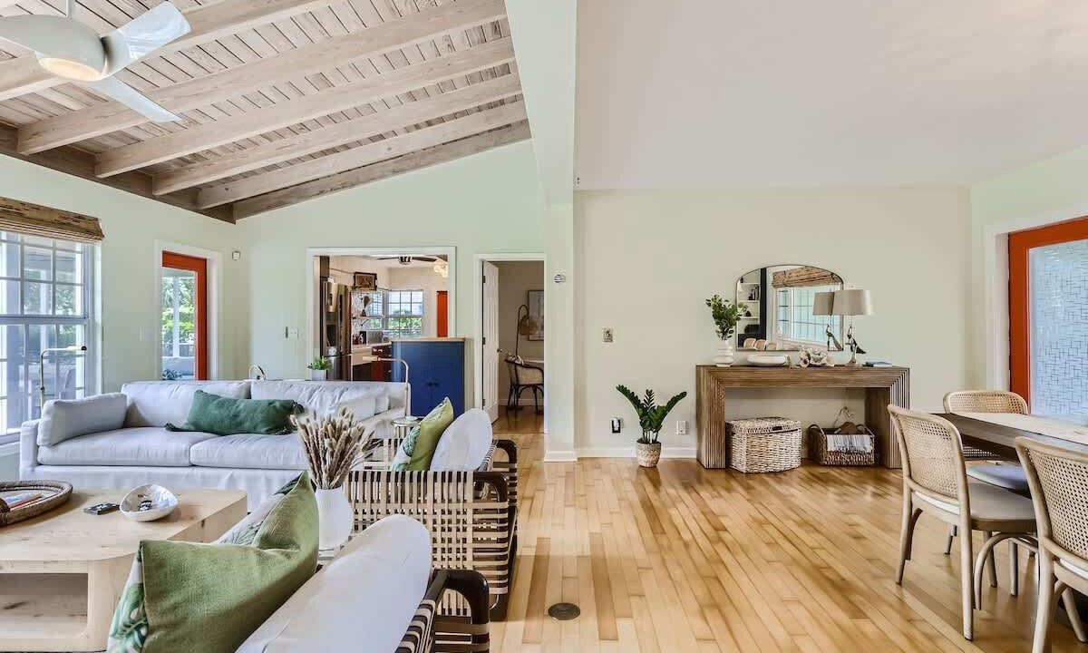 Photo of Livingroom in Parrot Cove