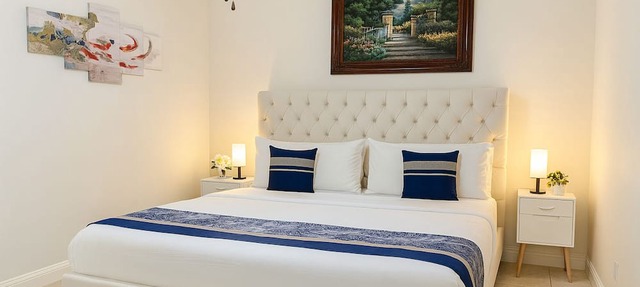 AURA PALMS - ELEGANT 5BR RETREAT WITH POOL & HOT TUB in Lake Worth