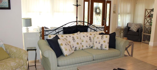 Pet friendly cottage 1 block to beach fenced in yard with pergola & outdoor tub in Gulfport