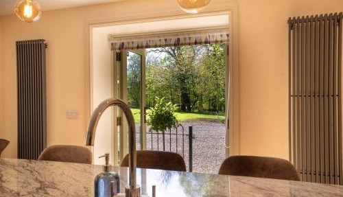 The Barn, 2 Bedrooms with Hot Tub, Forest of Dean in Staunton