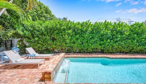 Steps from Beach Quaint Cottage Heated Pool Sand Key RESlDENCES in Fort Lauderdale