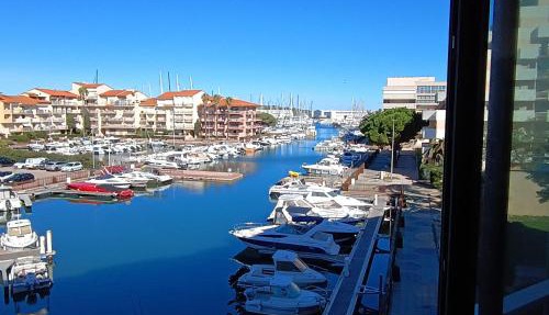 Studio confortable vue sur le port, avec balcon et parking in Canet-en-Roussillon