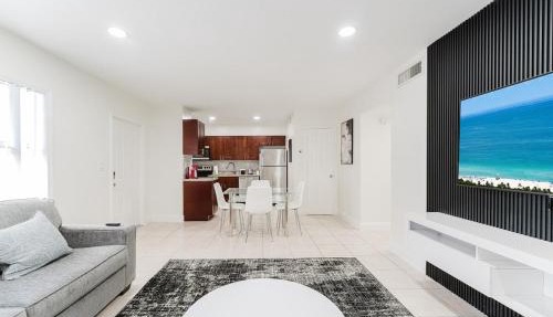 Modern Boca Condo Near FAU - 2 KING BR, Pool in Boca Raton