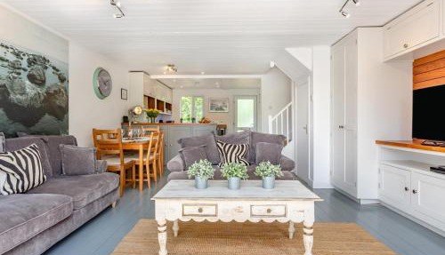 3 Bed in Cirencester oc-hic06 in South Cerney